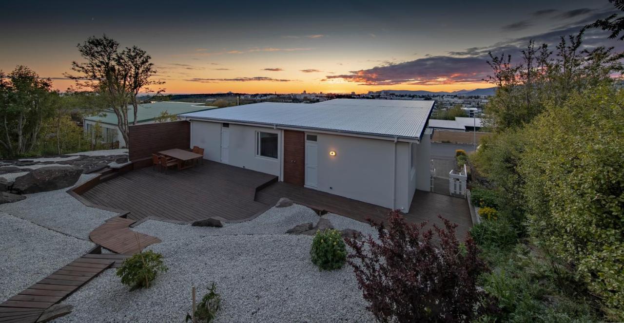 Iceland Sjf Villa, Hot Tub & Outdoor Sauna Amazing Mountains And View Over Villa Reykjavík